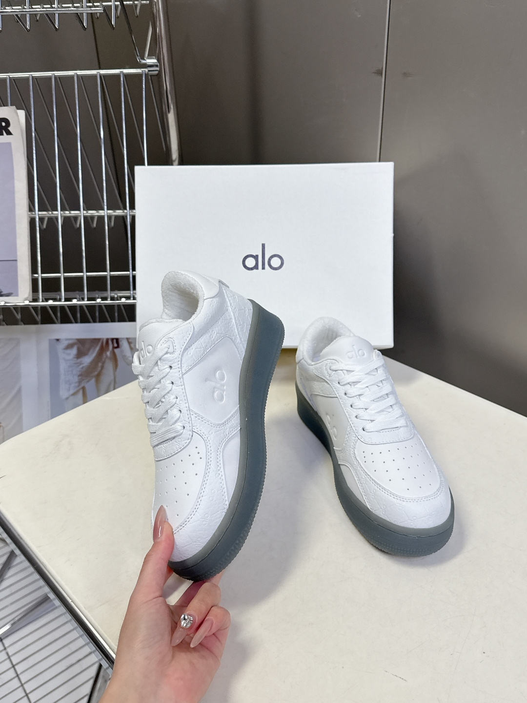 alo2026春夏新款拼色小白鞋厚底舒适休闲鞋 今天超级🔥的品牌 好多明星网红种草 上脚非常轻便套上袜套