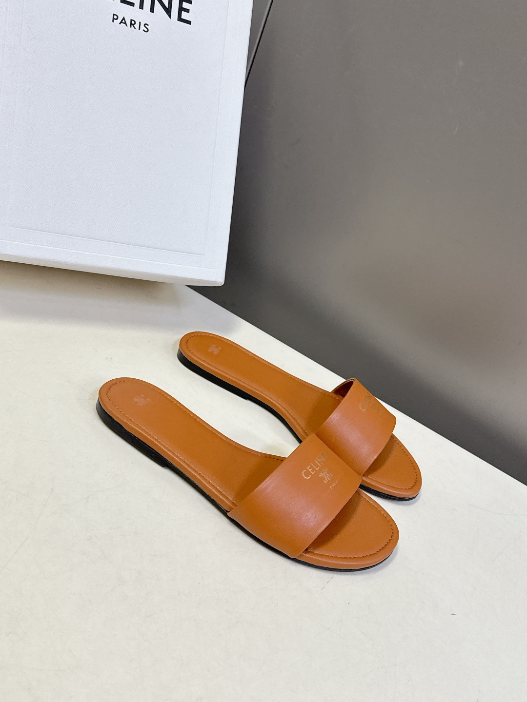 CELINE思琳代级别 春夏新品凯旋门复古罗马拖鞋 进出专柜无压力，重工版，拒绝一眼假low货 超多明星