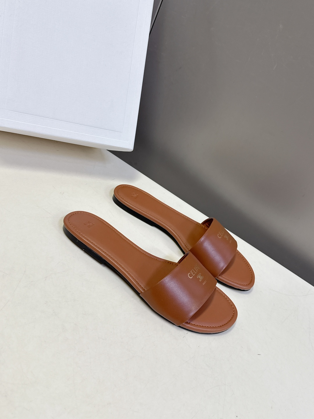 CELINE思琳代级别 春夏新品凯旋门复古罗马拖鞋 进出专柜无压力，重工版，拒绝一眼假low货 超多明星