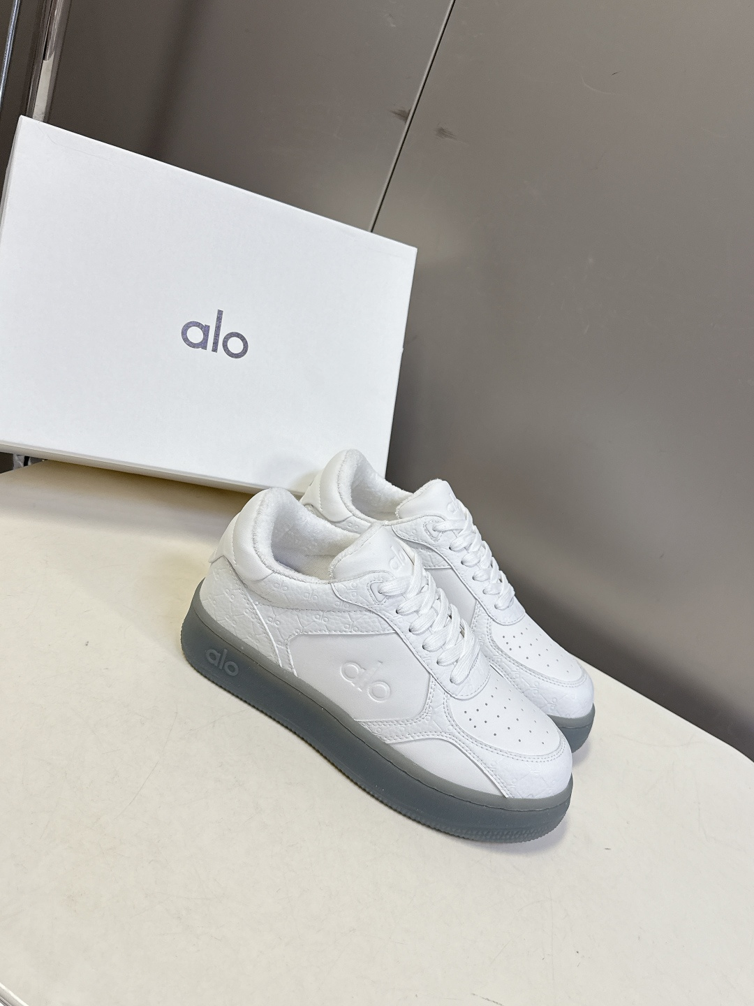 alo2026春夏新款拼色小白鞋厚底舒适休闲鞋 今天超级🔥的品牌 好多明星网红种草 上脚非常轻便套上袜套