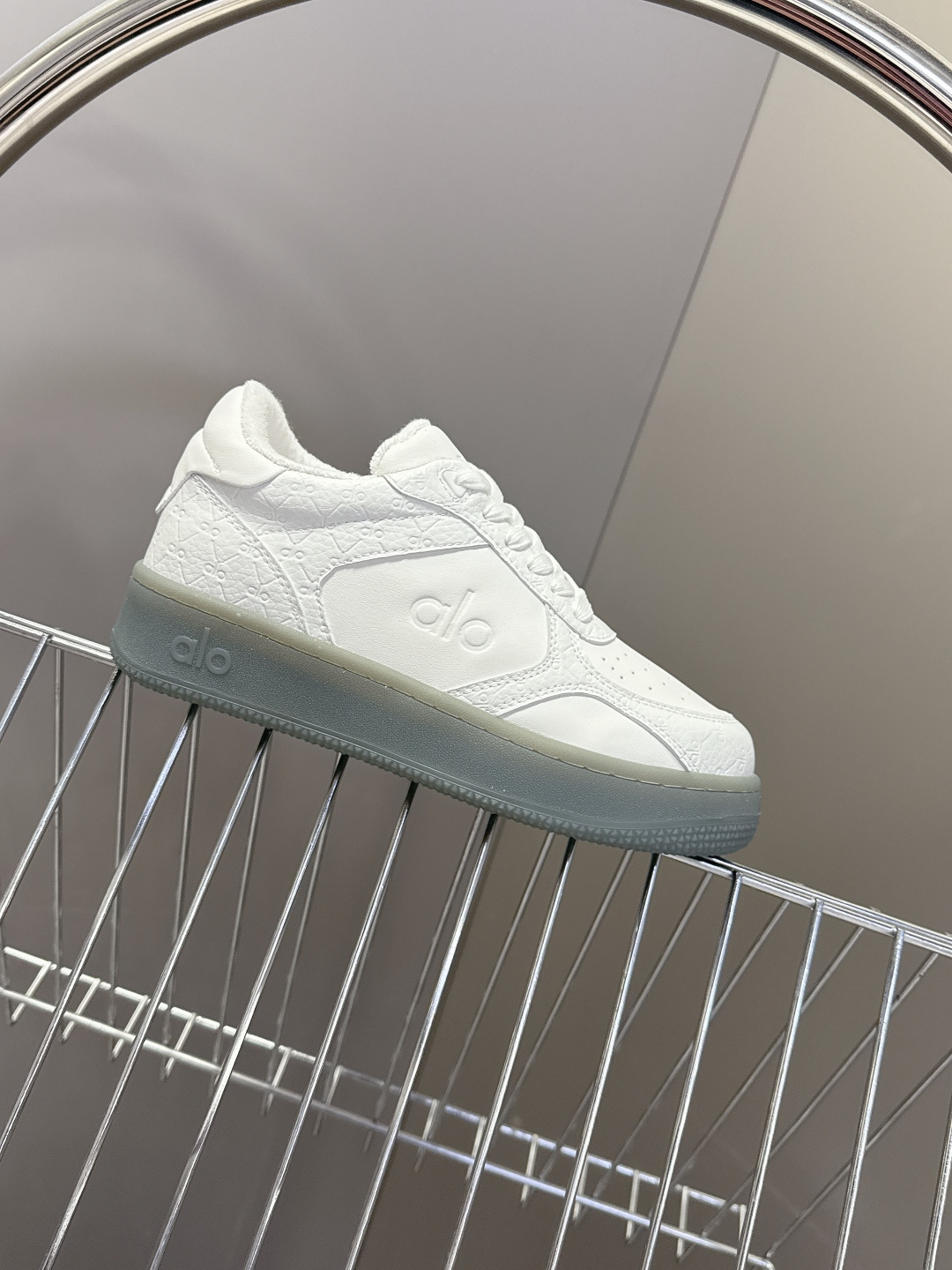 alo2026春夏新款拼色小白鞋厚底舒适休闲鞋 今天超级🔥的品牌 好多明星网红种草 上脚非常轻便套上袜套