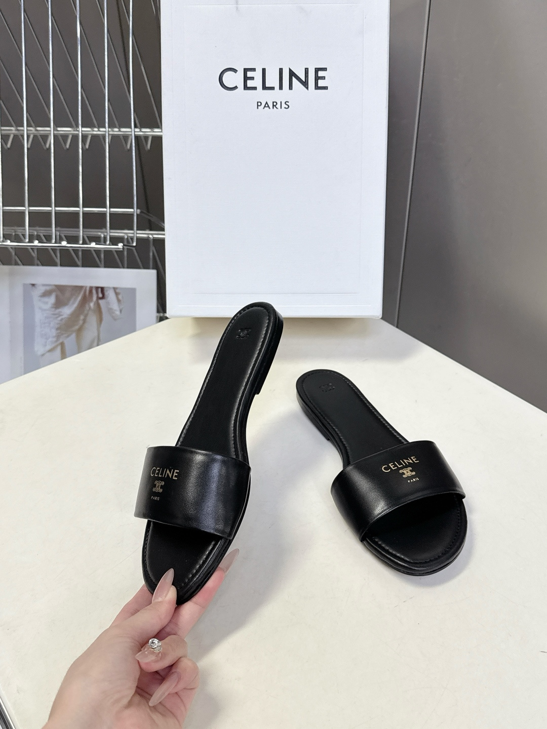 CELINE思琳代级别 春夏新品凯旋门复古罗马拖鞋 进出专柜无压力，重工版，拒绝一眼假low货 超多明星