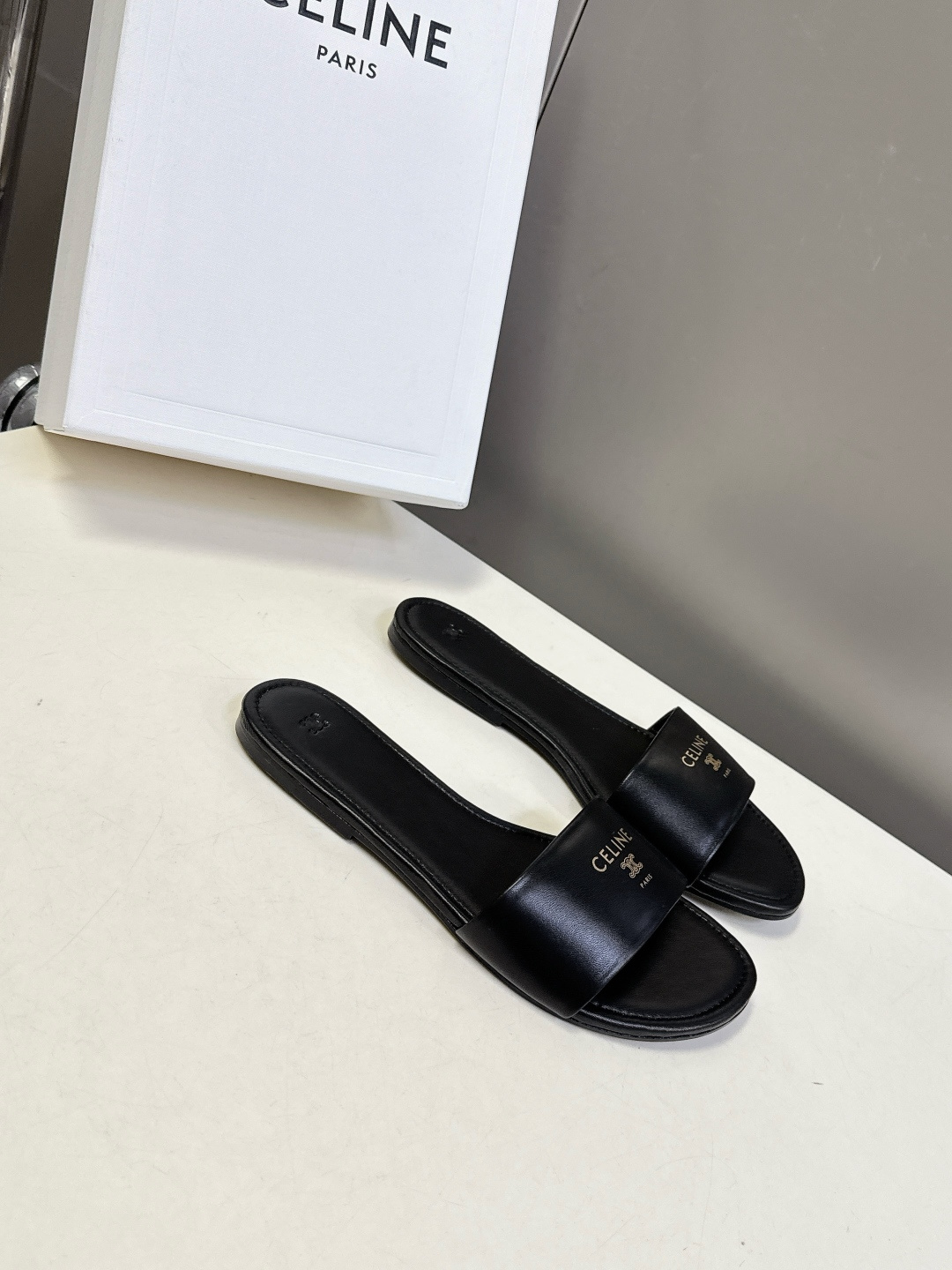 CELINE思琳代级别 春夏新品凯旋门复古罗马拖鞋 进出专柜无压力，重工版，拒绝一眼假low货 超多明星