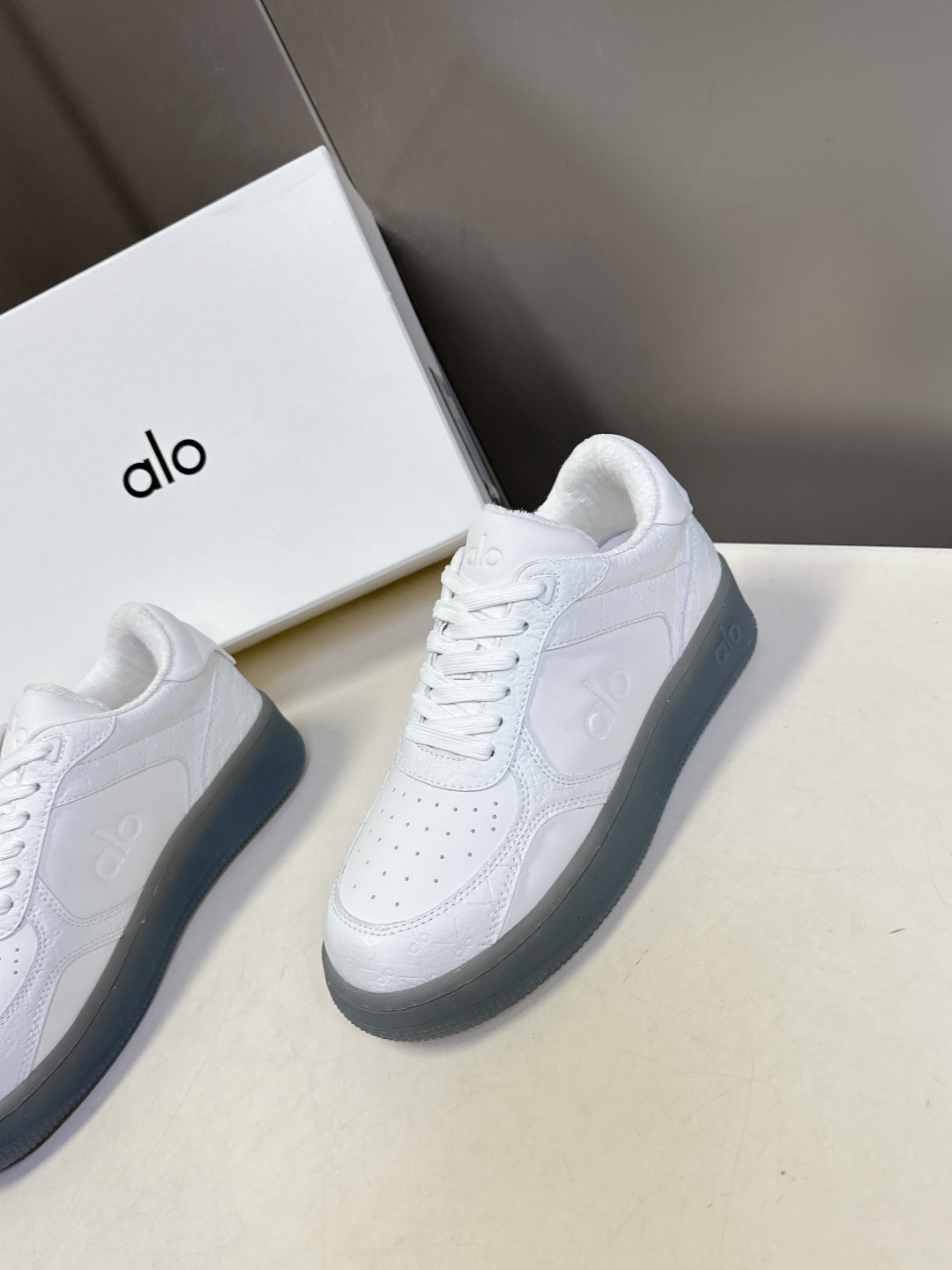 alo2026春夏新款拼色小白鞋厚底舒适休闲鞋 今天超级🔥的品牌 好多明星网红种草 上脚非常轻便套上袜套