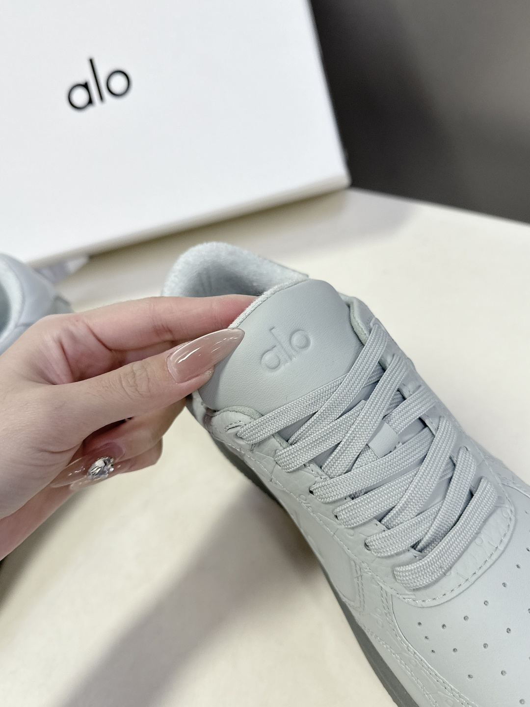 alo2026春夏新款拼色小白鞋厚底舒适休闲鞋 今天超级🔥的品牌 好多明星网红种草 上脚非常轻便套上袜套