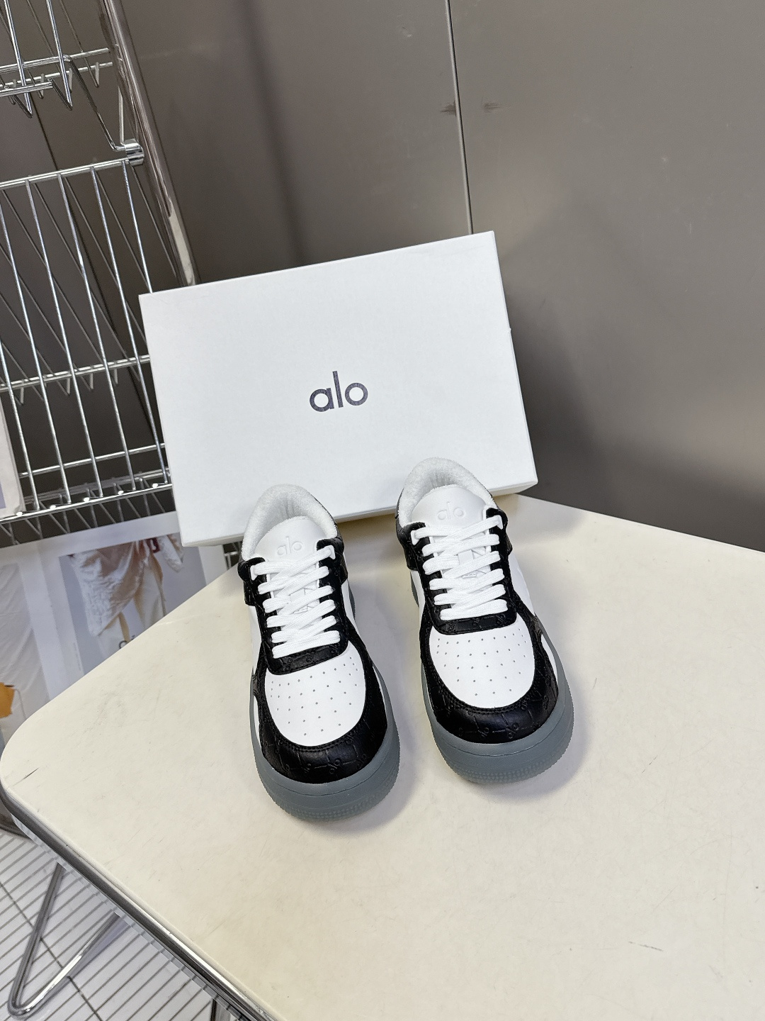 alo2026春夏新款拼色小白鞋厚底舒适休闲鞋 今天超级🔥的品牌 好多明星网红种草 上脚非常轻便套上袜套