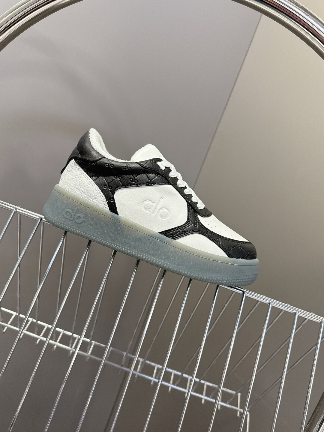 alo2026春夏新款拼色小白鞋厚底舒适休闲鞋 今天超级🔥的品牌 好多明星网红种草 上脚非常轻便套上袜套