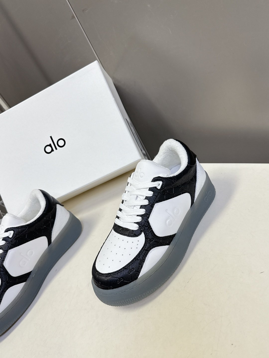 alo2026春夏新款拼色小白鞋厚底舒适休闲鞋 今天超级🔥的品牌 好多明星网红种草 上脚非常轻便套上袜套