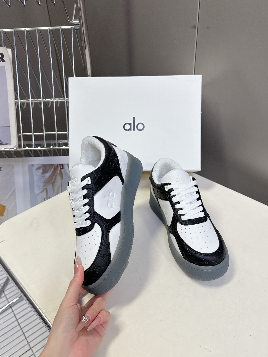 alo2026春夏新款拼色小白鞋厚底舒适休闲鞋 今天超级🔥的品牌 好多明星网红种草 上脚非常轻便套上袜套