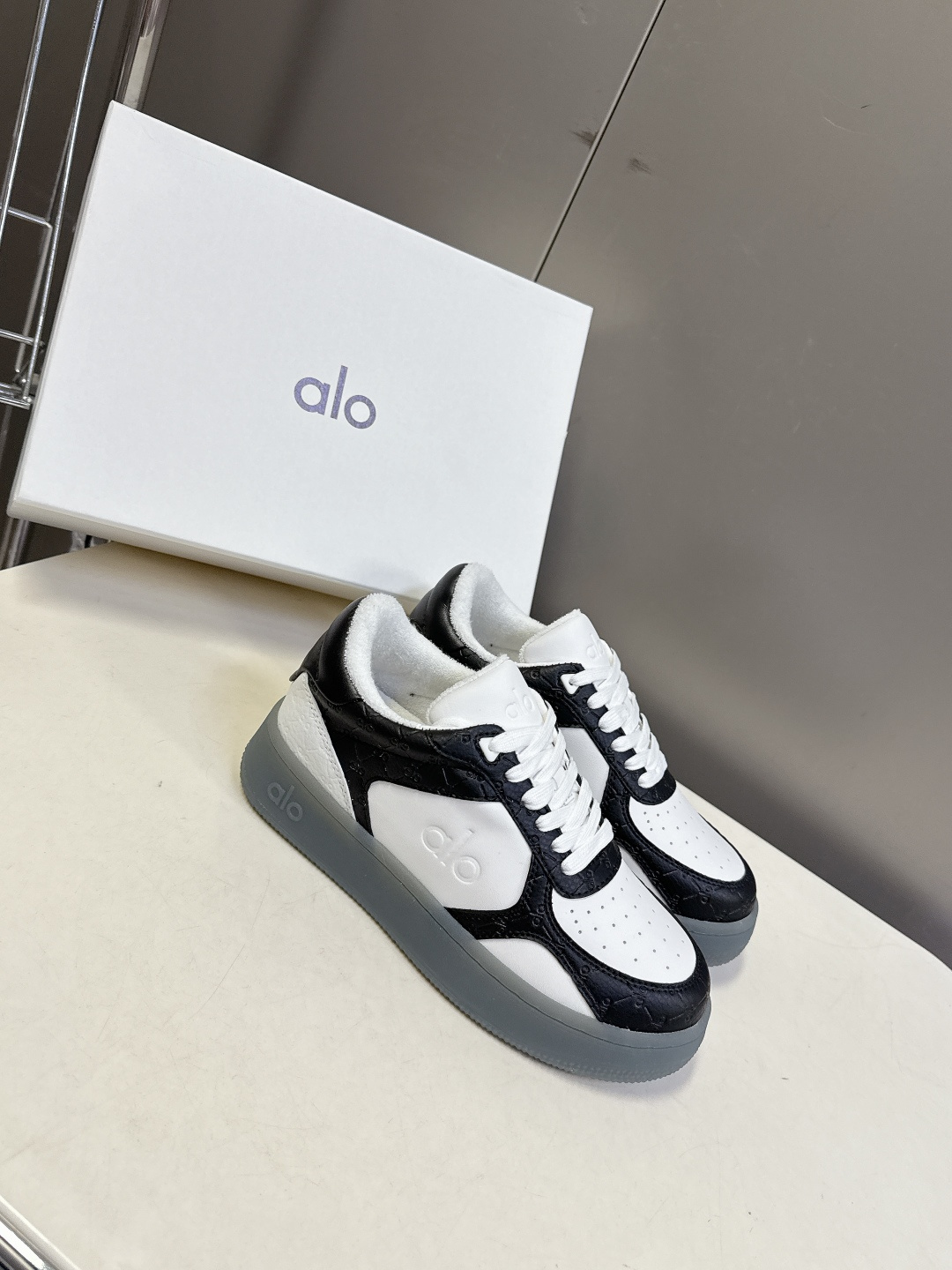 alo2026春夏新款拼色小白鞋厚底舒适休闲鞋 今天超级🔥的品牌 好多明星网红种草 上脚非常轻便套上袜套