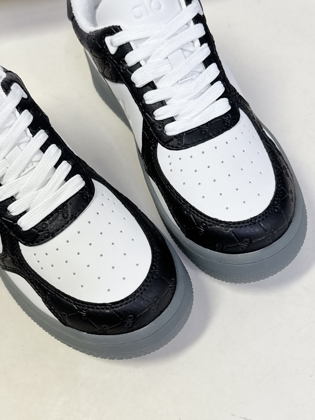 alo2026春夏新款拼色小白鞋厚底舒适休闲鞋 今天超级🔥的品牌 好多明星网红种草 上脚非常轻便套上袜套