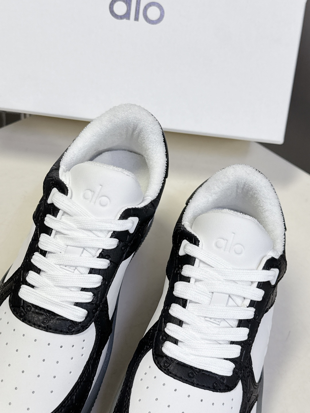 alo2026春夏新款拼色小白鞋厚底舒适休闲鞋 今天超级🔥的品牌 好多明星网红种草 上脚非常轻便套上袜套