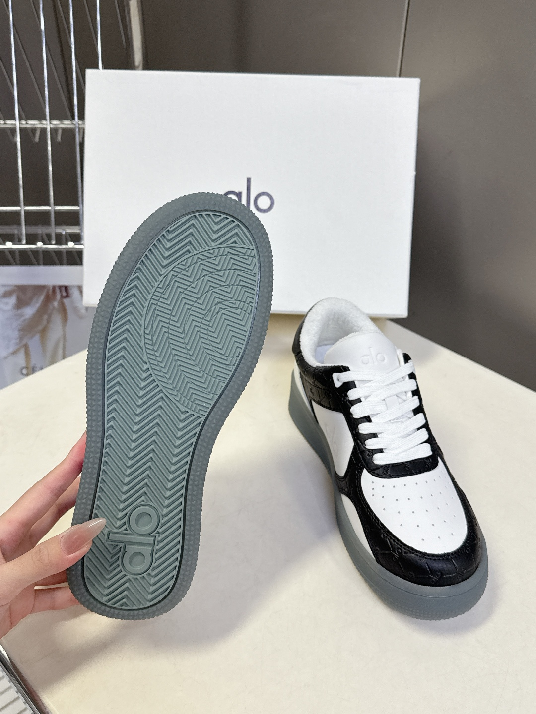 alo2026春夏新款拼色小白鞋厚底舒适休闲鞋 今天超级🔥的品牌 好多明星网红种草 上脚非常轻便套上袜套