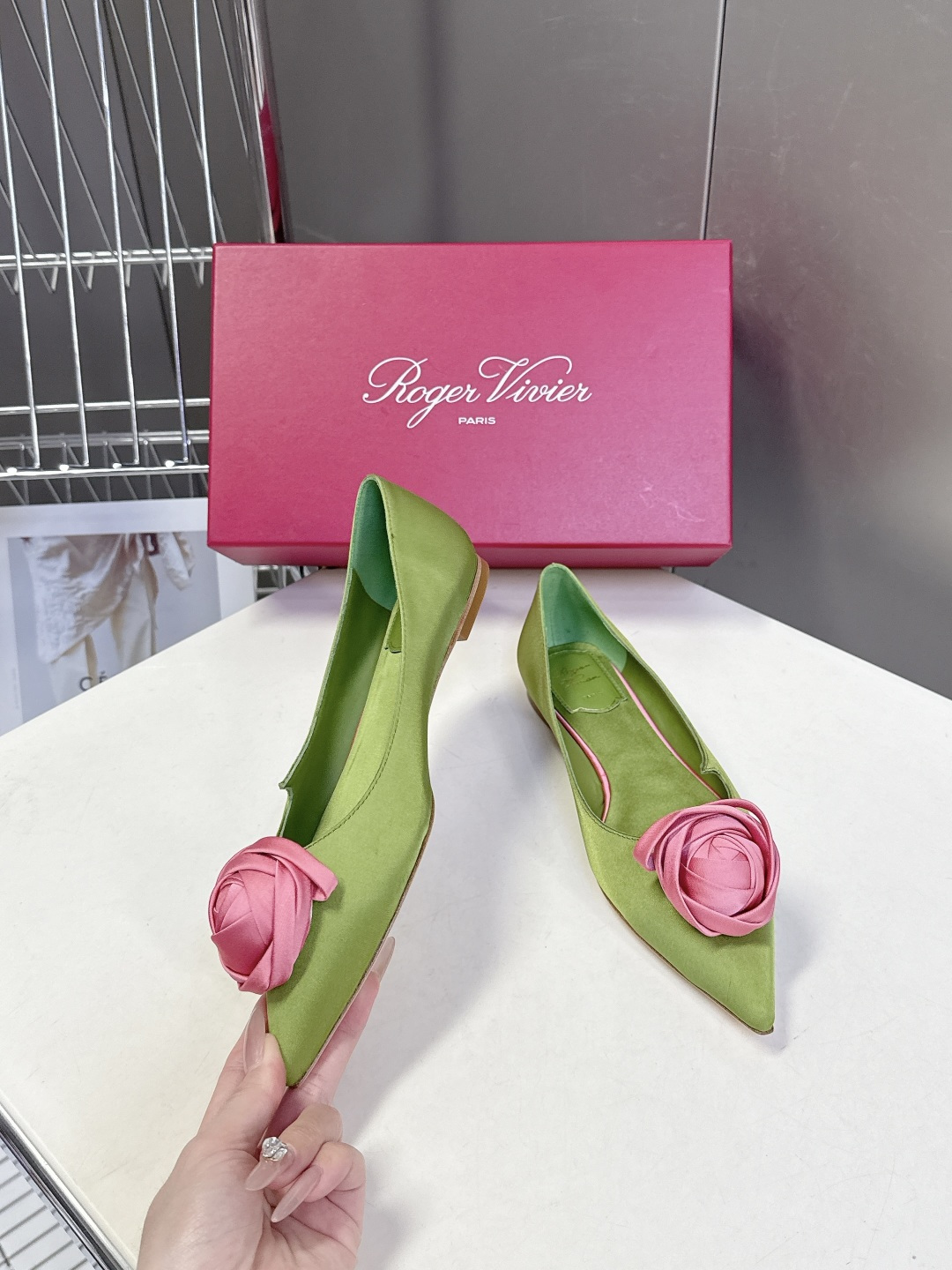 Roger Vivier罗杰·维维亚2026春夏最新款时装鞋超多明星网红种草 经典的尖头设计 玫瑰花扣装