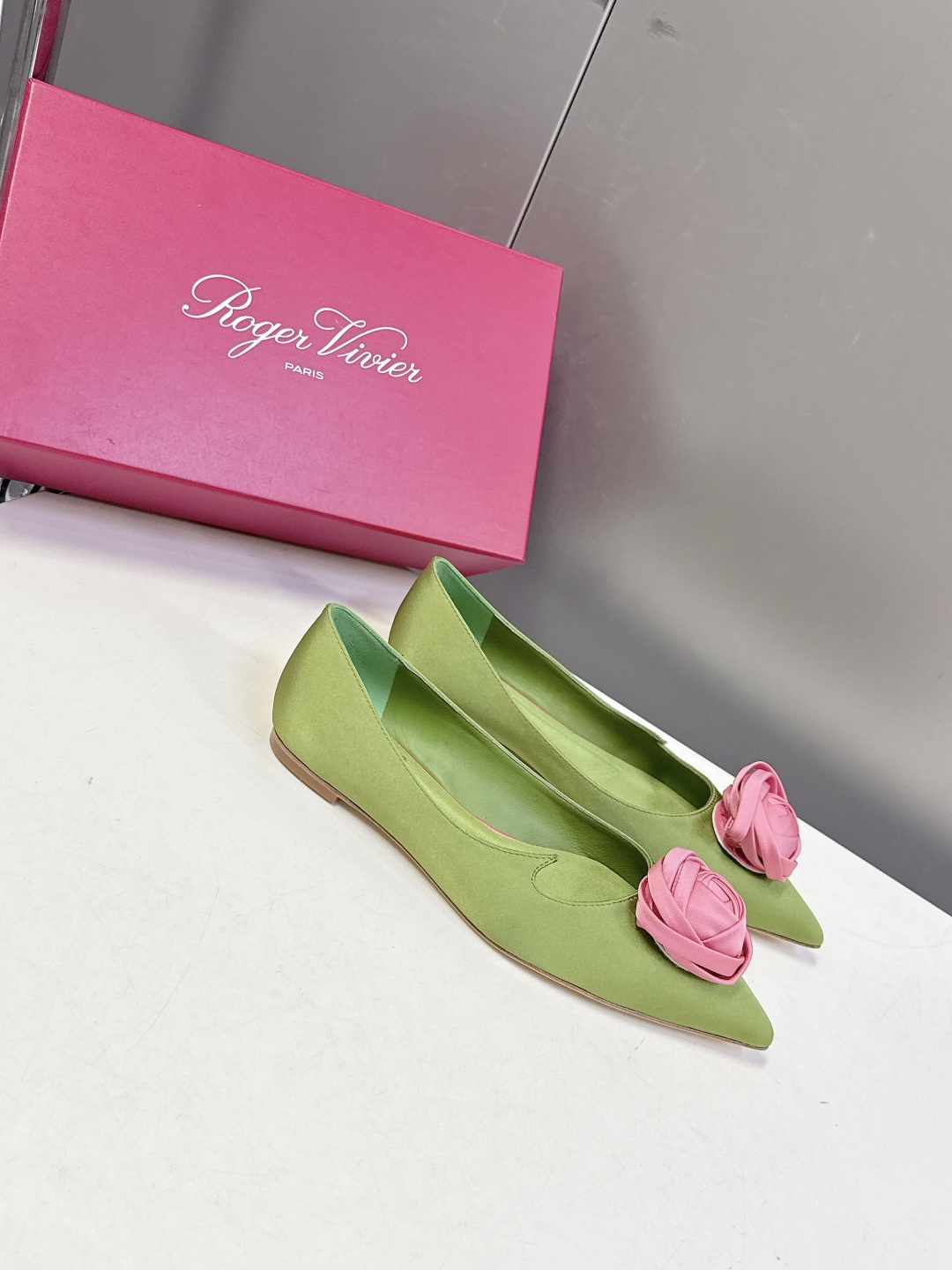 Roger Vivier罗杰·维维亚2026春夏最新款时装鞋超多明星网红种草 经典的尖头设计 玫瑰花扣装