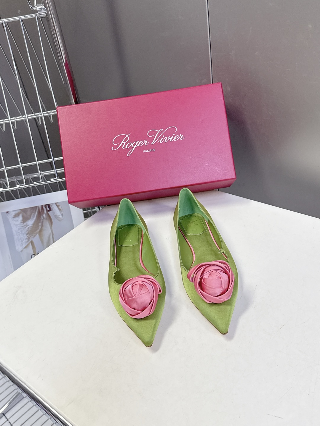 Roger Vivier罗杰·维维亚2026春夏最新款时装鞋超多明星网红种草 经典的尖头设计 玫瑰花扣装