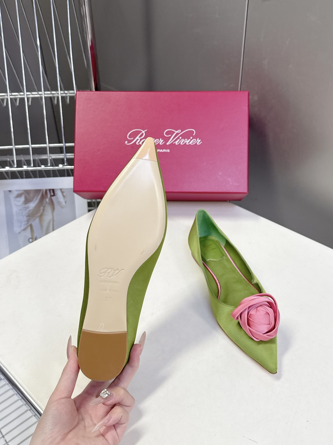 Roger Vivier罗杰·维维亚2026春夏最新款时装鞋超多明星网红种草 经典的尖头设计 玫瑰花扣装