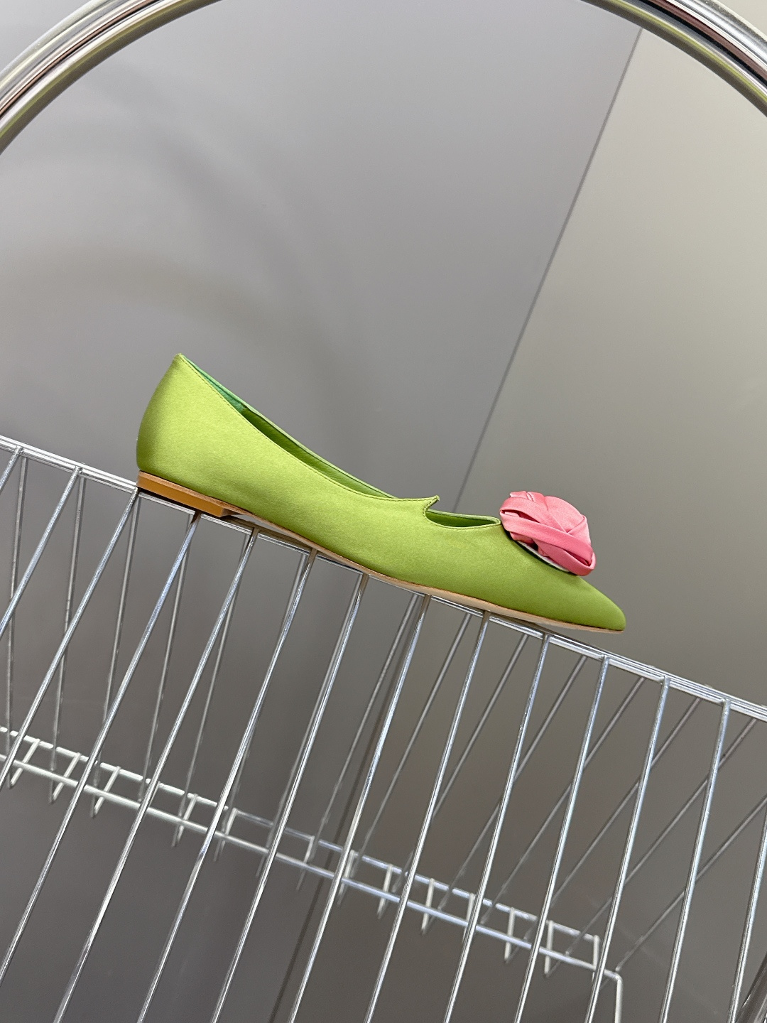 Roger Vivier罗杰·维维亚2026春夏最新款时装鞋超多明星网红种草 经典的尖头设计 玫瑰花扣装