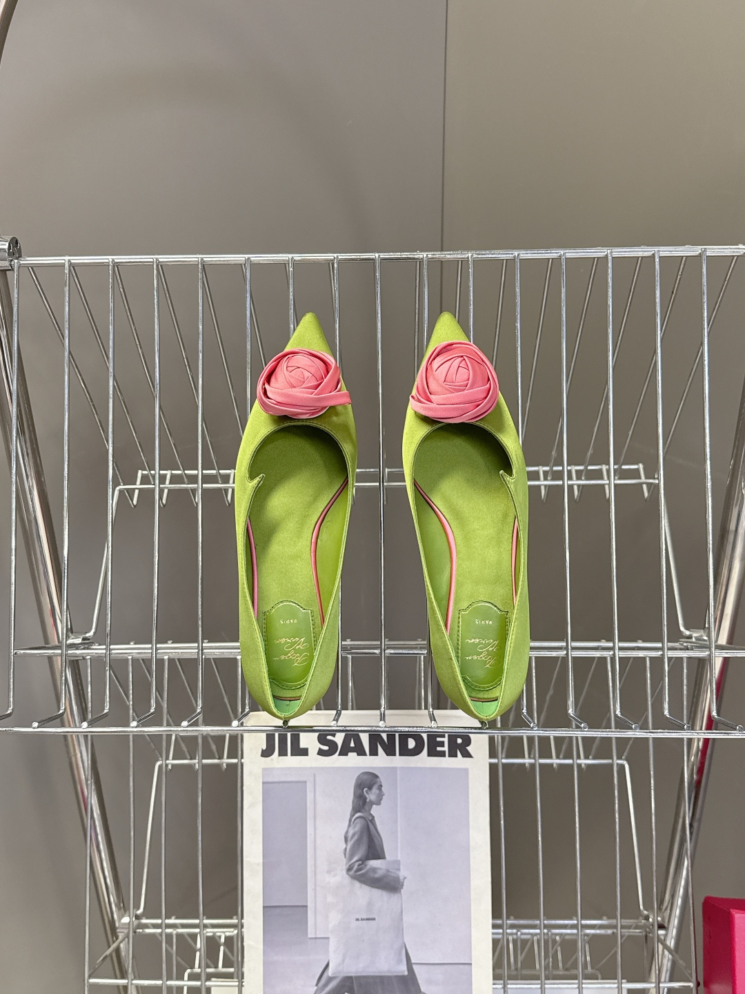 Roger Vivier罗杰·维维亚2026春夏最新款时装鞋超多明星网红种草 经典的尖头设计 玫瑰花扣装