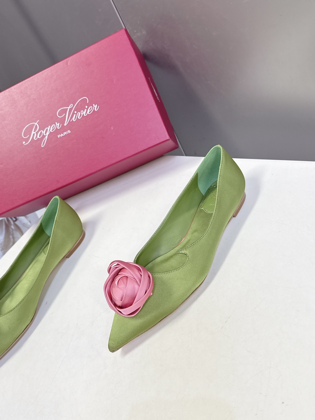 Roger Vivier罗杰·维维亚2026春夏最新款时装鞋超多明星网红种草 经典的尖头设计 玫瑰花扣装