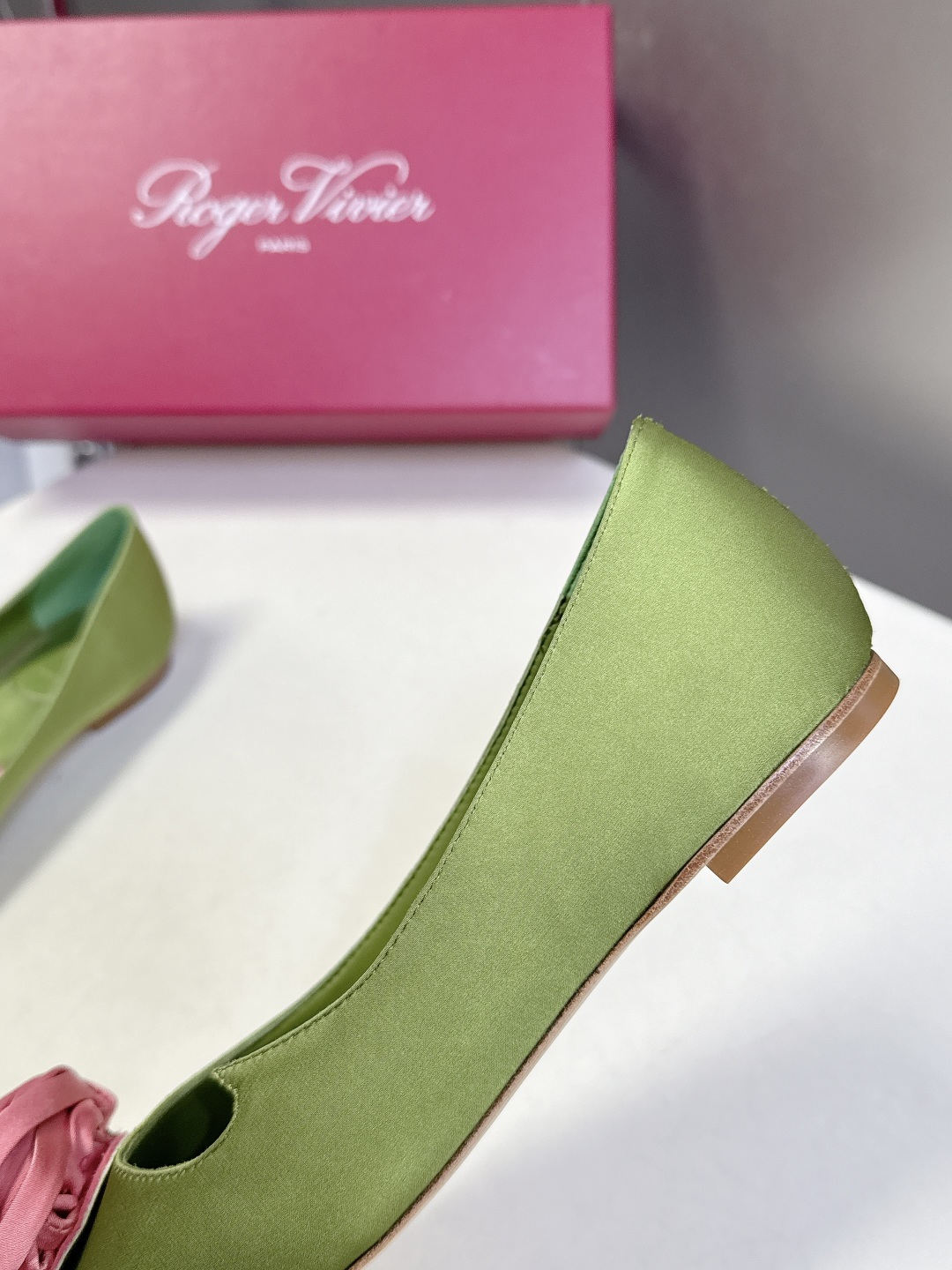 Roger Vivier罗杰·维维亚2026春夏最新款时装鞋超多明星网红种草 经典的尖头设计 玫瑰花扣装