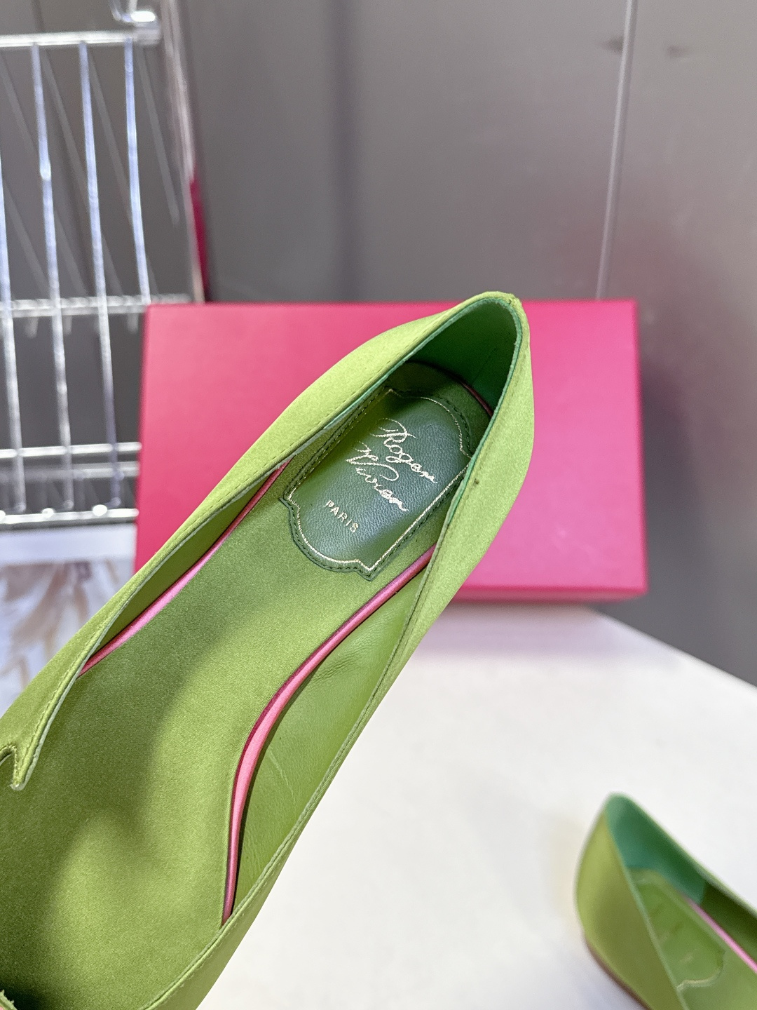 Roger Vivier罗杰·维维亚2026春夏最新款时装鞋超多明星网红种草 经典的尖头设计 玫瑰花扣装