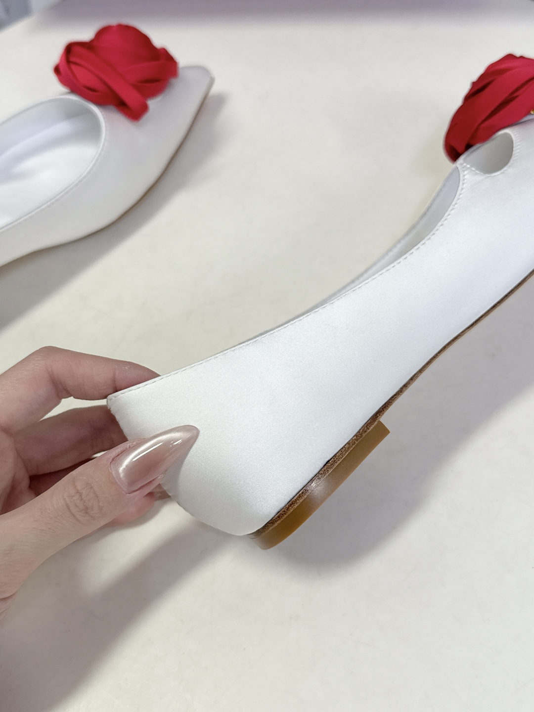 Roger Vivier罗杰·维维亚2026春夏最新款时装鞋超多明星网红种草 经典的尖头设计 玫瑰花扣装