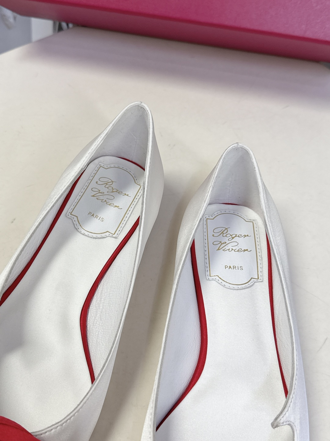 Roger Vivier罗杰·维维亚2026春夏最新款时装鞋超多明星网红种草 经典的尖头设计 玫瑰花扣装