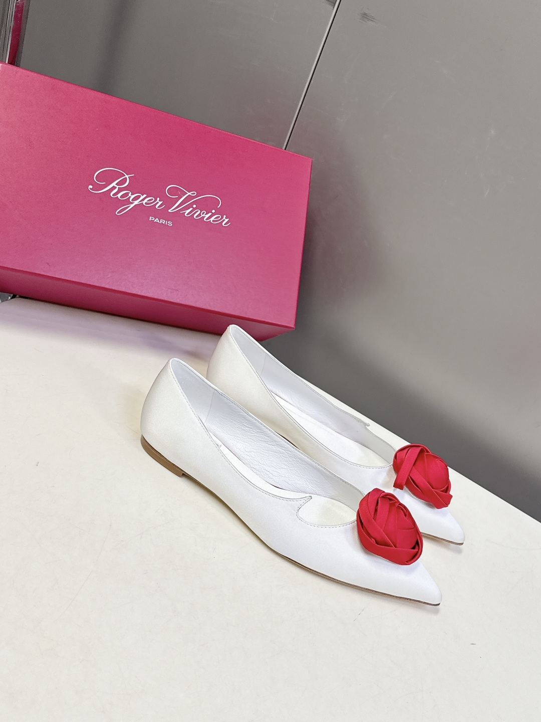 Roger Vivier罗杰·维维亚2026春夏最新款时装鞋超多明星网红种草 经典的尖头设计 玫瑰花扣装