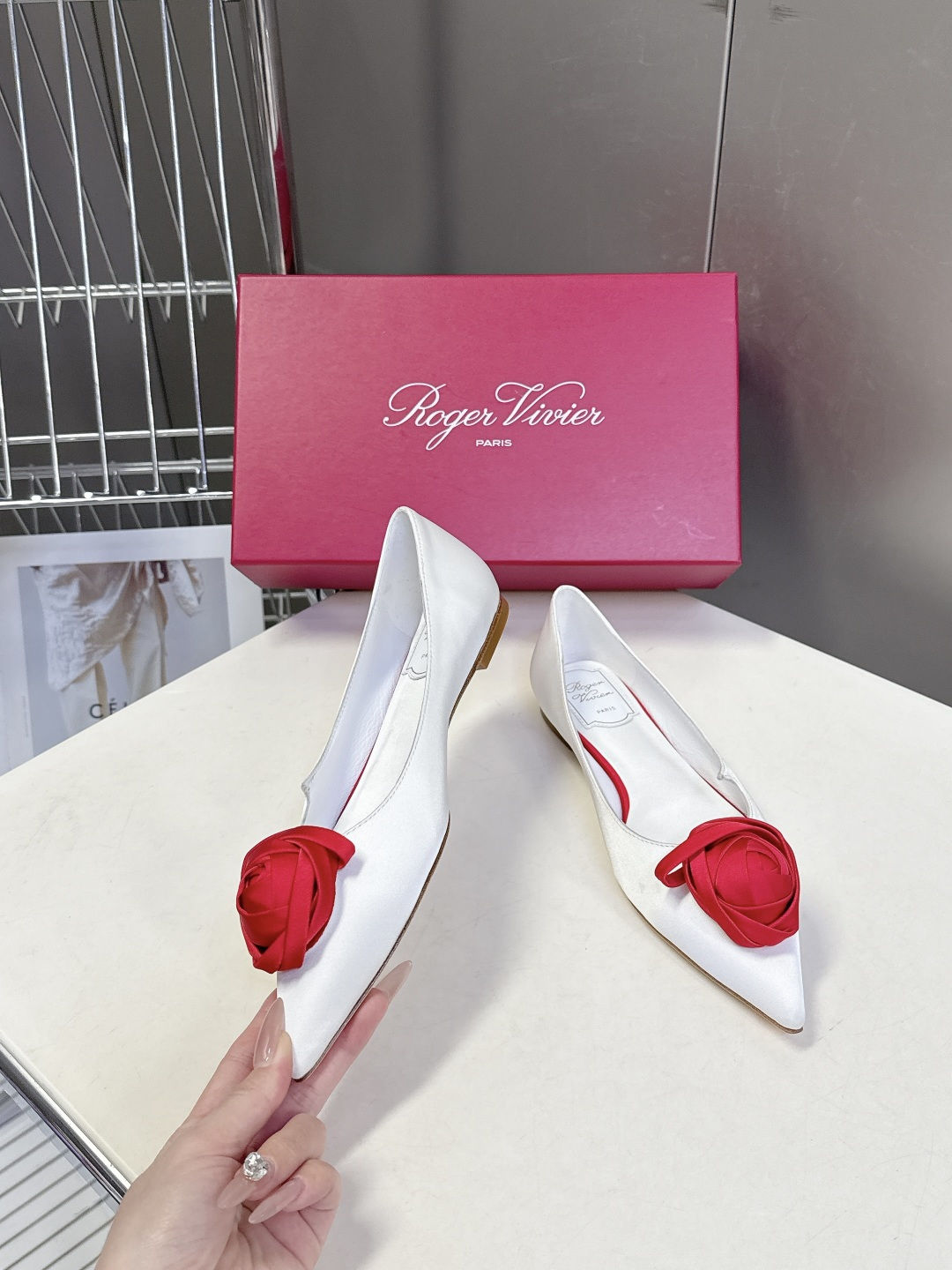 Roger Vivier罗杰·维维亚2026春夏最新款时装鞋超多明星网红种草 经典的尖头设计 玫瑰花扣装