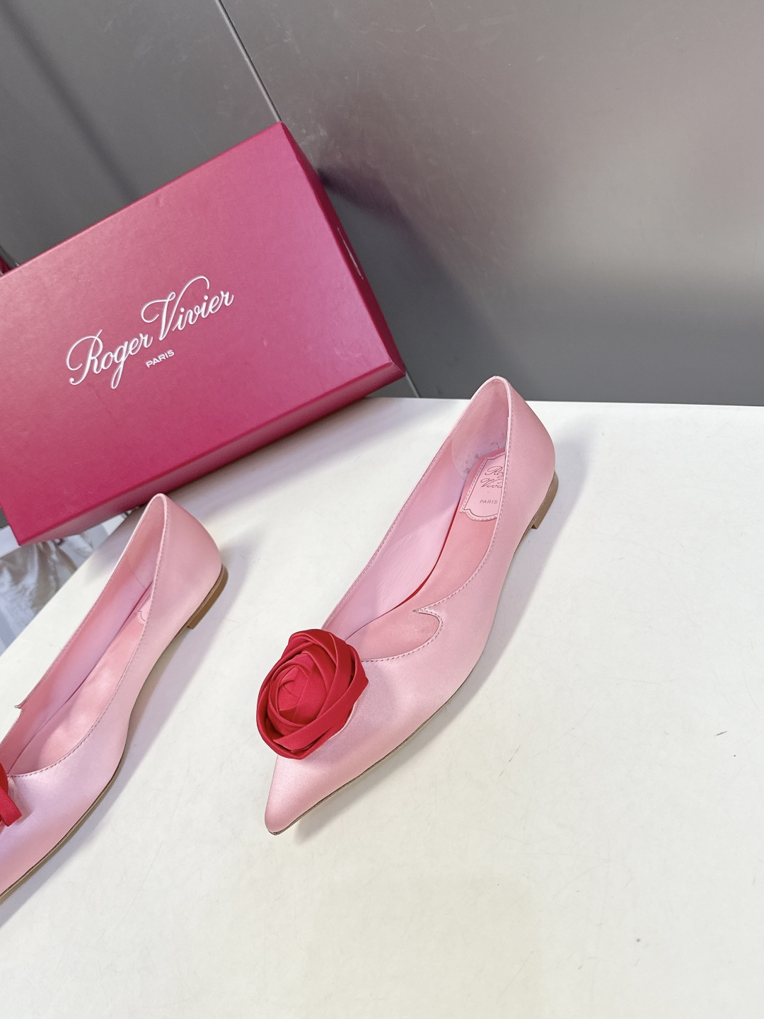 Roger Vivier罗杰·维维亚2026春夏最新款时装鞋超多明星网红种草 经典的尖头设计 玫瑰花扣装