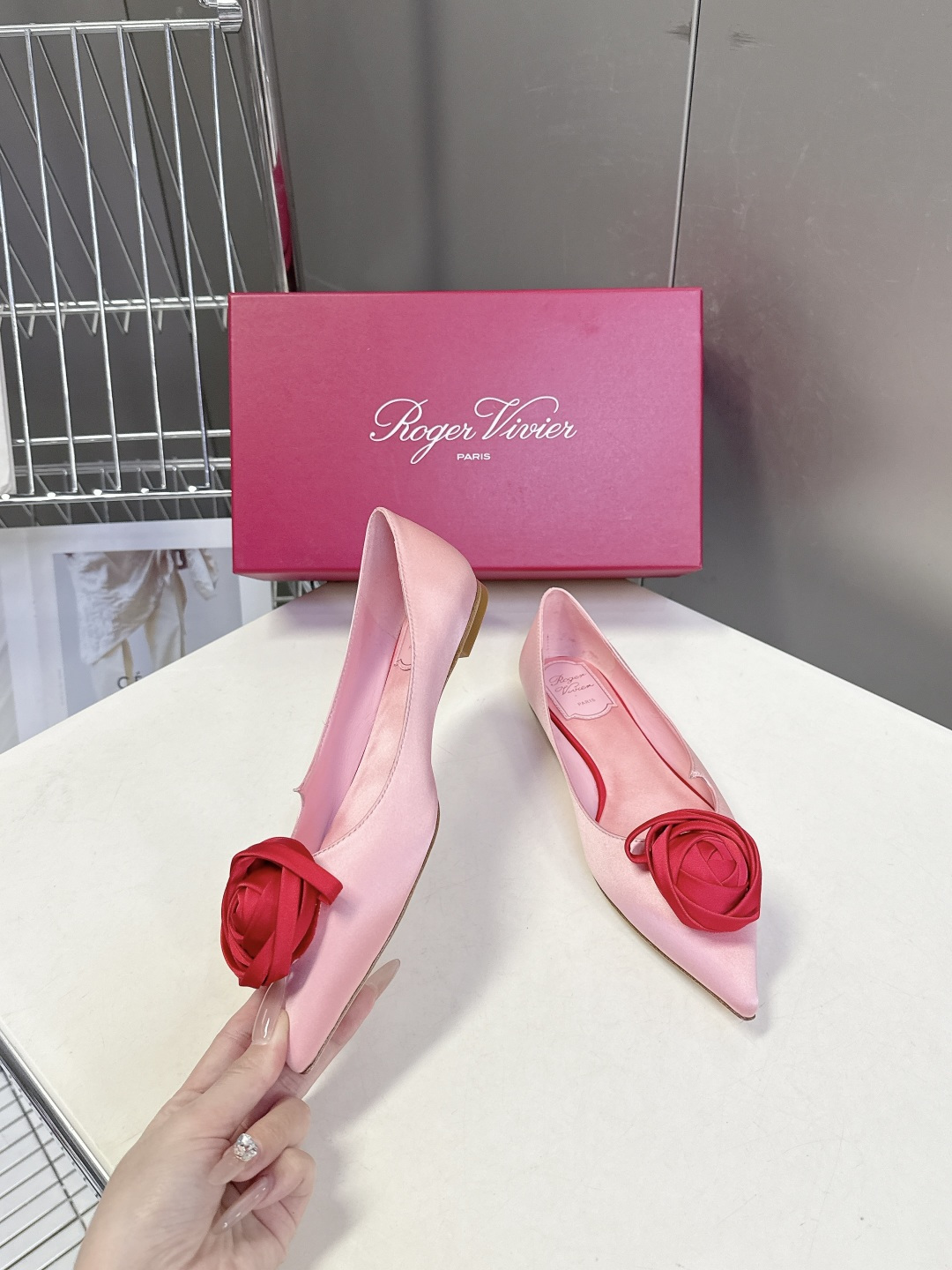 Roger Vivier罗杰·维维亚2026春夏最新款时装鞋超多明星网红种草 经典的尖头设计 玫瑰花扣装