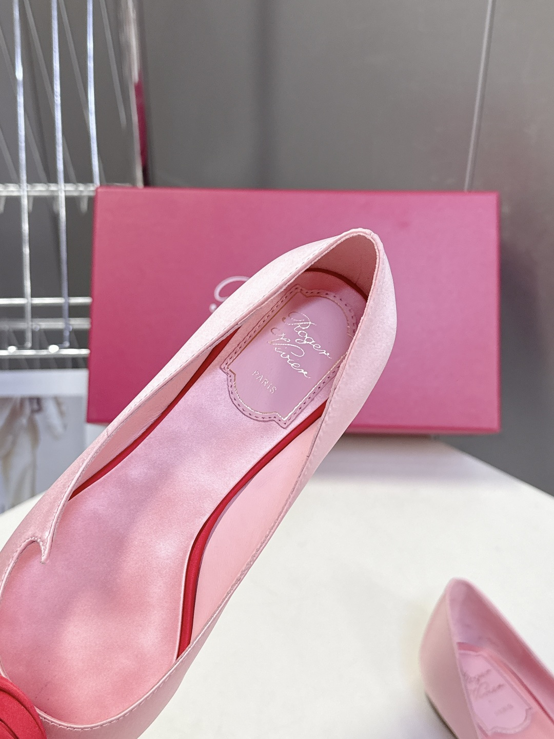 Roger Vivier罗杰·维维亚2026春夏最新款时装鞋超多明星网红种草 经典的尖头设计 玫瑰花扣装