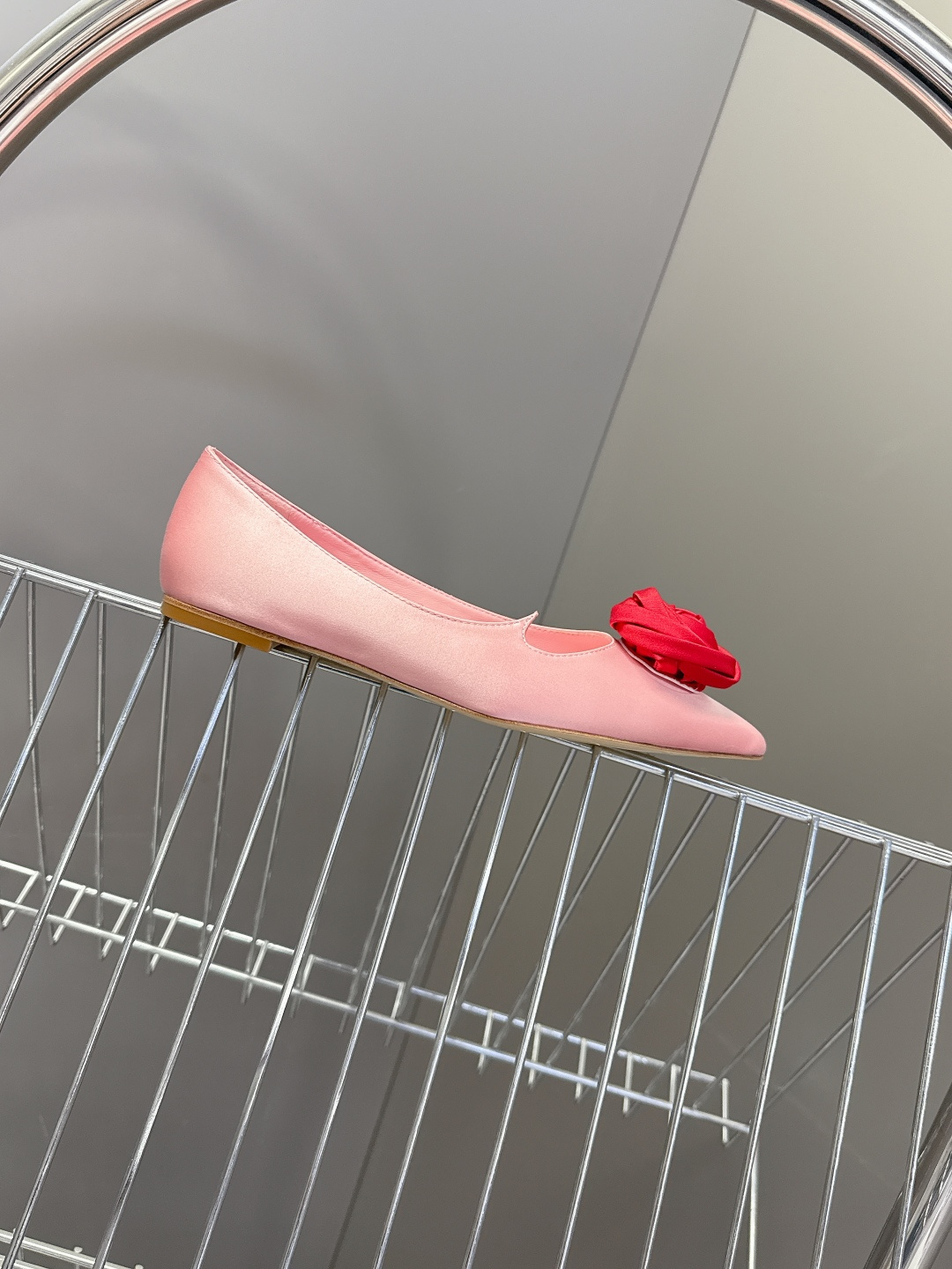 Roger Vivier罗杰·维维亚2026春夏最新款时装鞋超多明星网红种草 经典的尖头设计 玫瑰花扣装