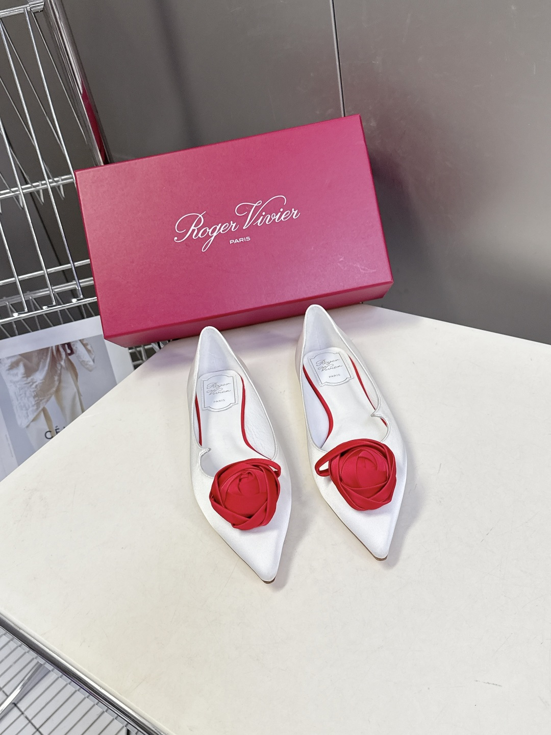 Roger Vivier罗杰·维维亚2026春夏最新款时装鞋超多明星网红种草 经典的尖头设计 玫瑰花扣装