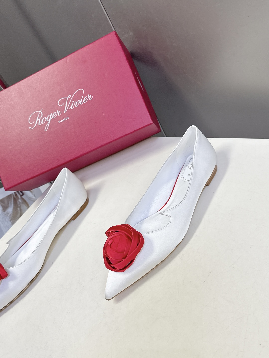 Roger Vivier罗杰·维维亚2026春夏最新款时装鞋超多明星网红种草 经典的尖头设计 玫瑰花扣装