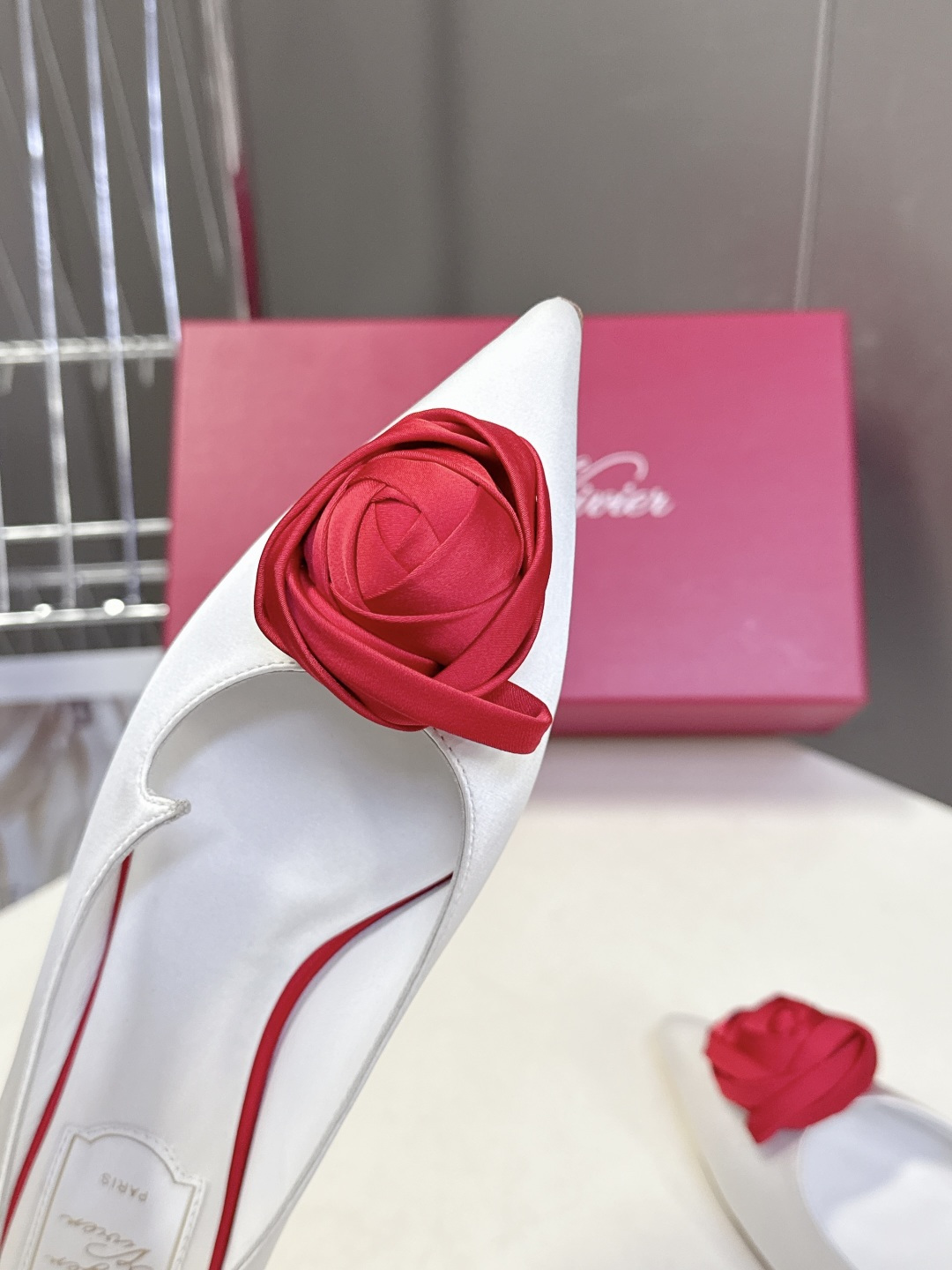 Roger Vivier罗杰·维维亚2026春夏最新款时装鞋超多明星网红种草 经典的尖头设计 玫瑰花扣装