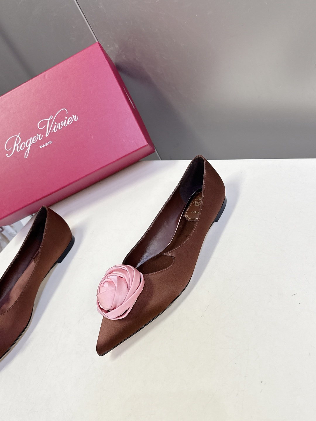 Roger Vivier罗杰·维维亚2026春夏最新款时装鞋超多明星网红种草 经典的尖头设计 玫瑰花扣装