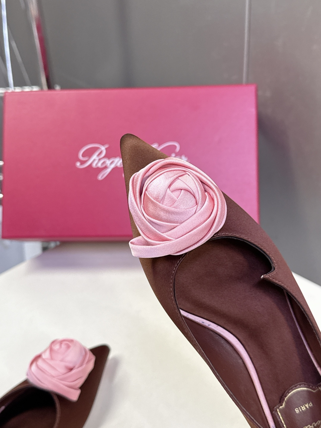 Roger Vivier罗杰·维维亚2026春夏最新款时装鞋超多明星网红种草 经典的尖头设计 玫瑰花扣装