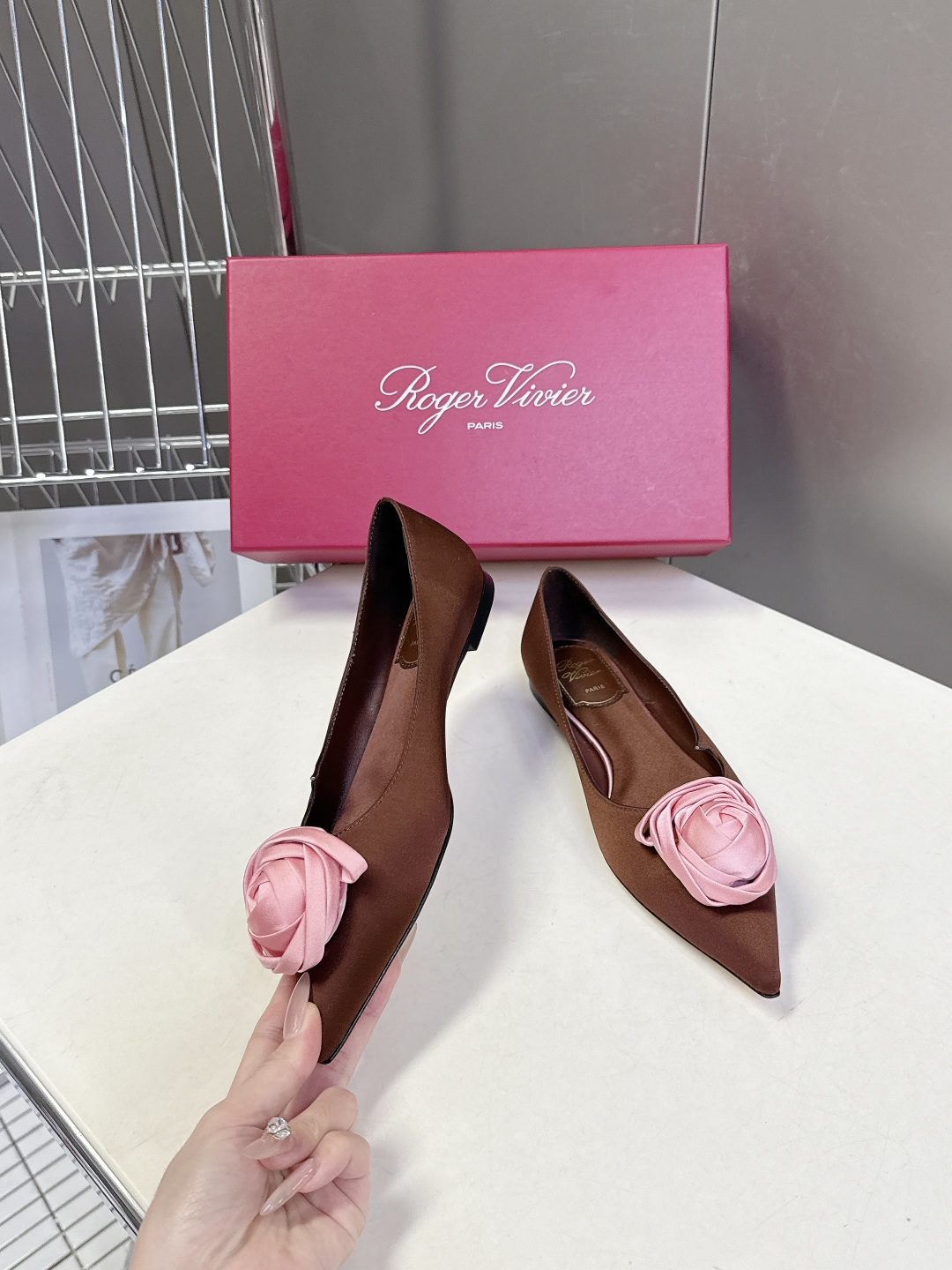 Roger Vivier罗杰·维维亚2026春夏最新款时装鞋超多明星网红种草 经典的尖头设计 玫瑰花扣装