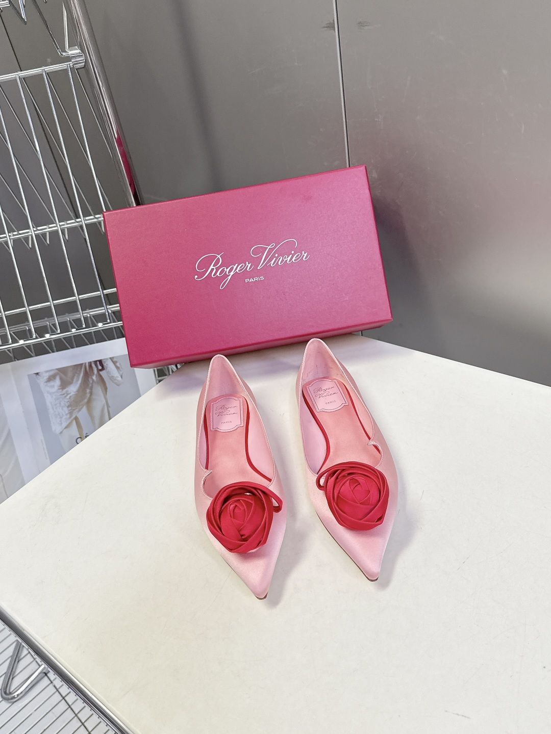 Roger Vivier罗杰·维维亚2026春夏最新款时装鞋超多明星网红种草 经典的尖头设计 玫瑰花扣装
