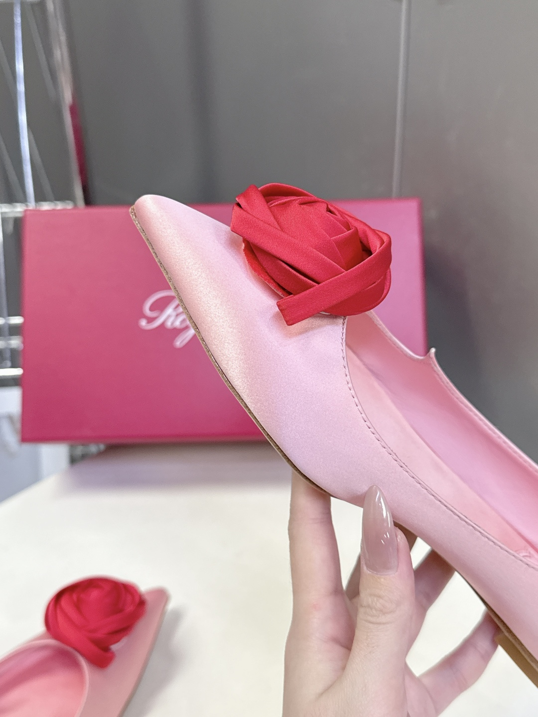 Roger Vivier罗杰·维维亚2026春夏最新款时装鞋超多明星网红种草 经典的尖头设计 玫瑰花扣装