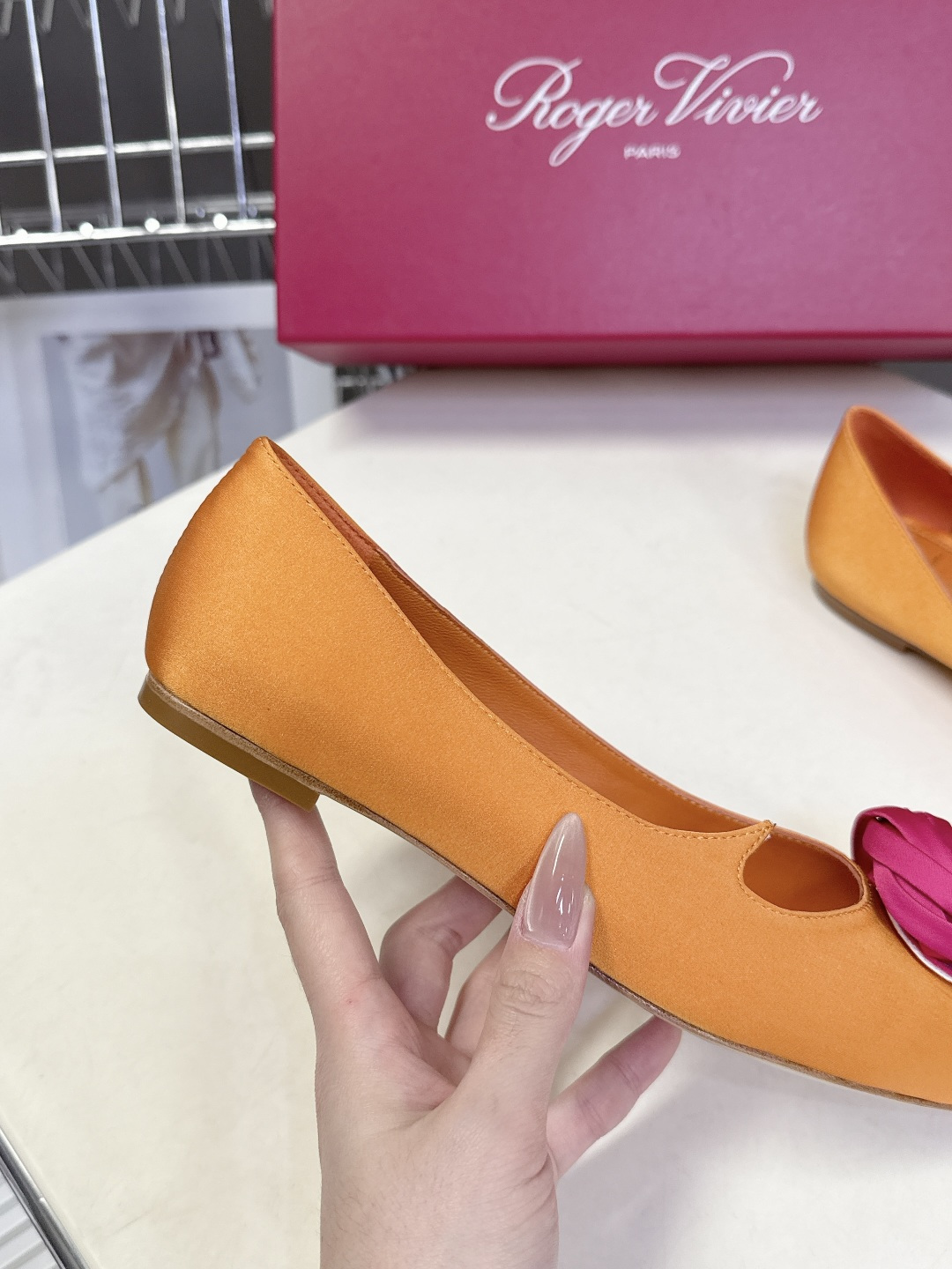 Roger Vivier罗杰·维维亚2026春夏最新款时装鞋超多明星网红种草 经典的尖头设计 玫瑰花扣装