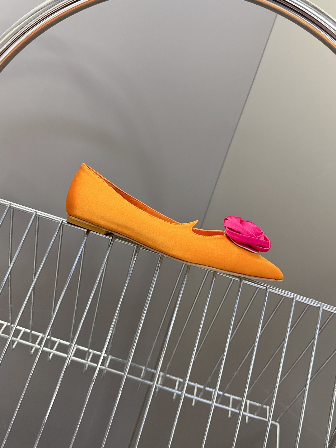 Roger Vivier罗杰·维维亚2026春夏最新款时装鞋超多明星网红种草 经典的尖头设计 玫瑰花扣装