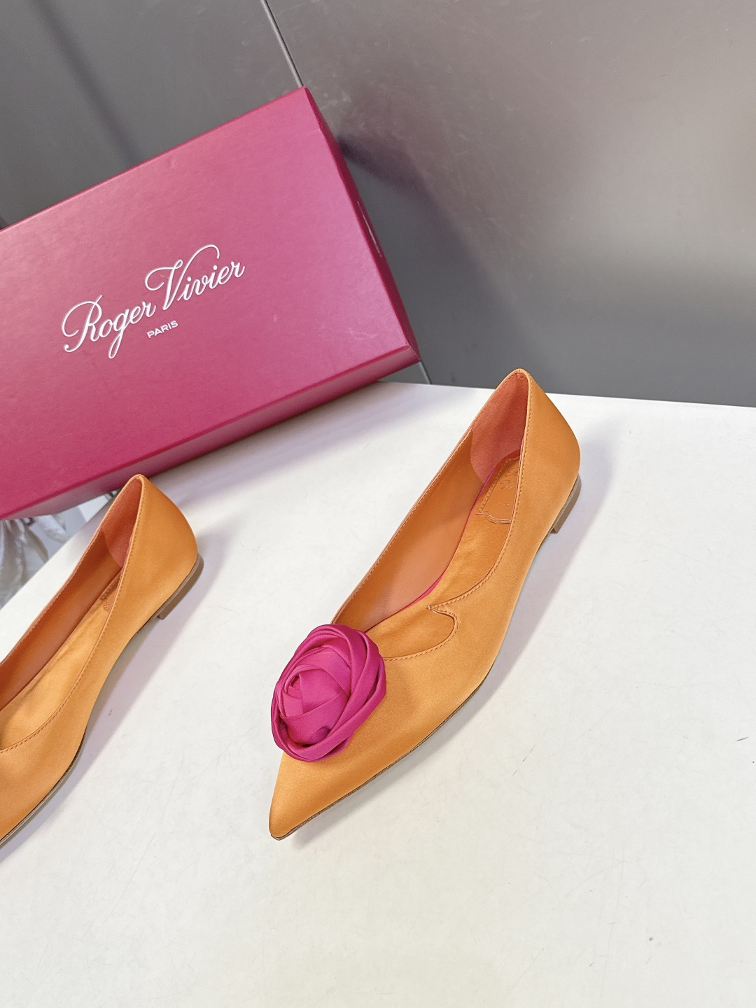 Roger Vivier罗杰·维维亚2026春夏最新款时装鞋超多明星网红种草 经典的尖头设计 玫瑰花扣装