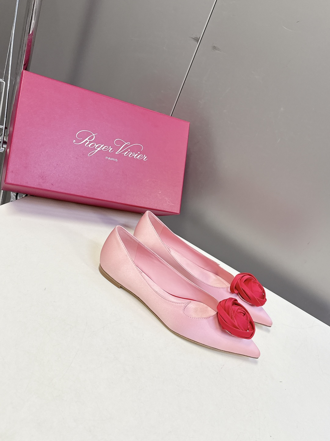 Roger Vivier罗杰·维维亚2026春夏最新款时装鞋超多明星网红种草 经典的尖头设计 玫瑰花扣装