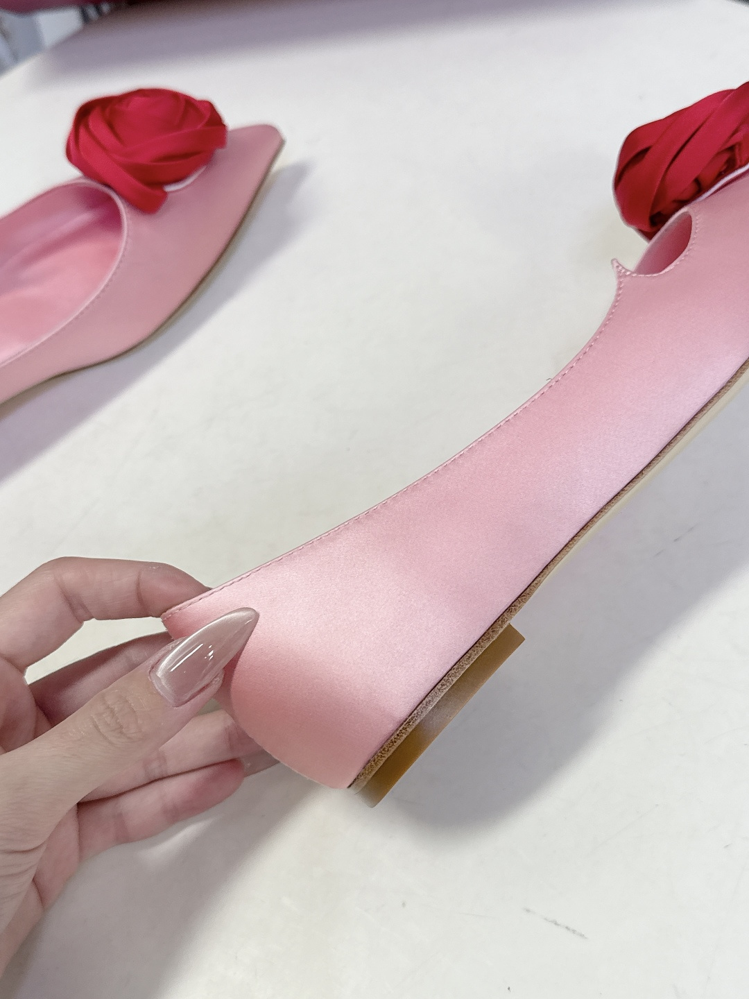 Roger Vivier罗杰·维维亚2026春夏最新款时装鞋超多明星网红种草 经典的尖头设计 玫瑰花扣装