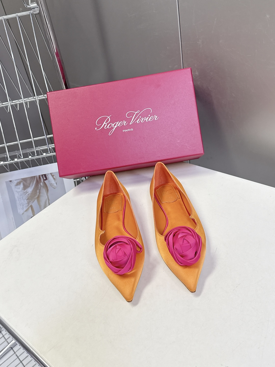 Roger Vivier罗杰·维维亚2026春夏最新款时装鞋超多明星网红种草 经典的尖头设计 玫瑰花扣装