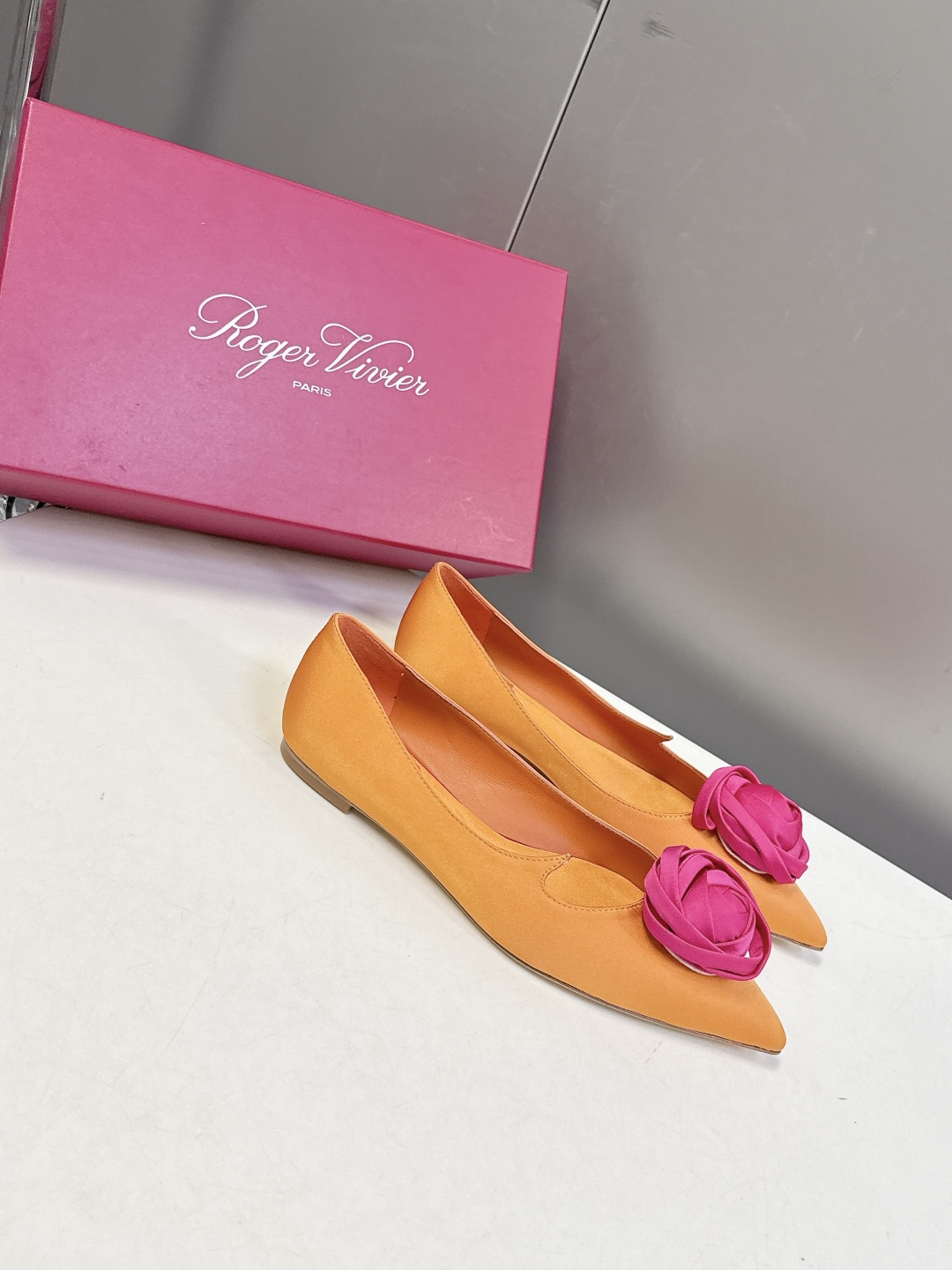 Roger Vivier罗杰·维维亚2026春夏最新款时装鞋超多明星网红种草 经典的尖头设计 玫瑰花扣装
