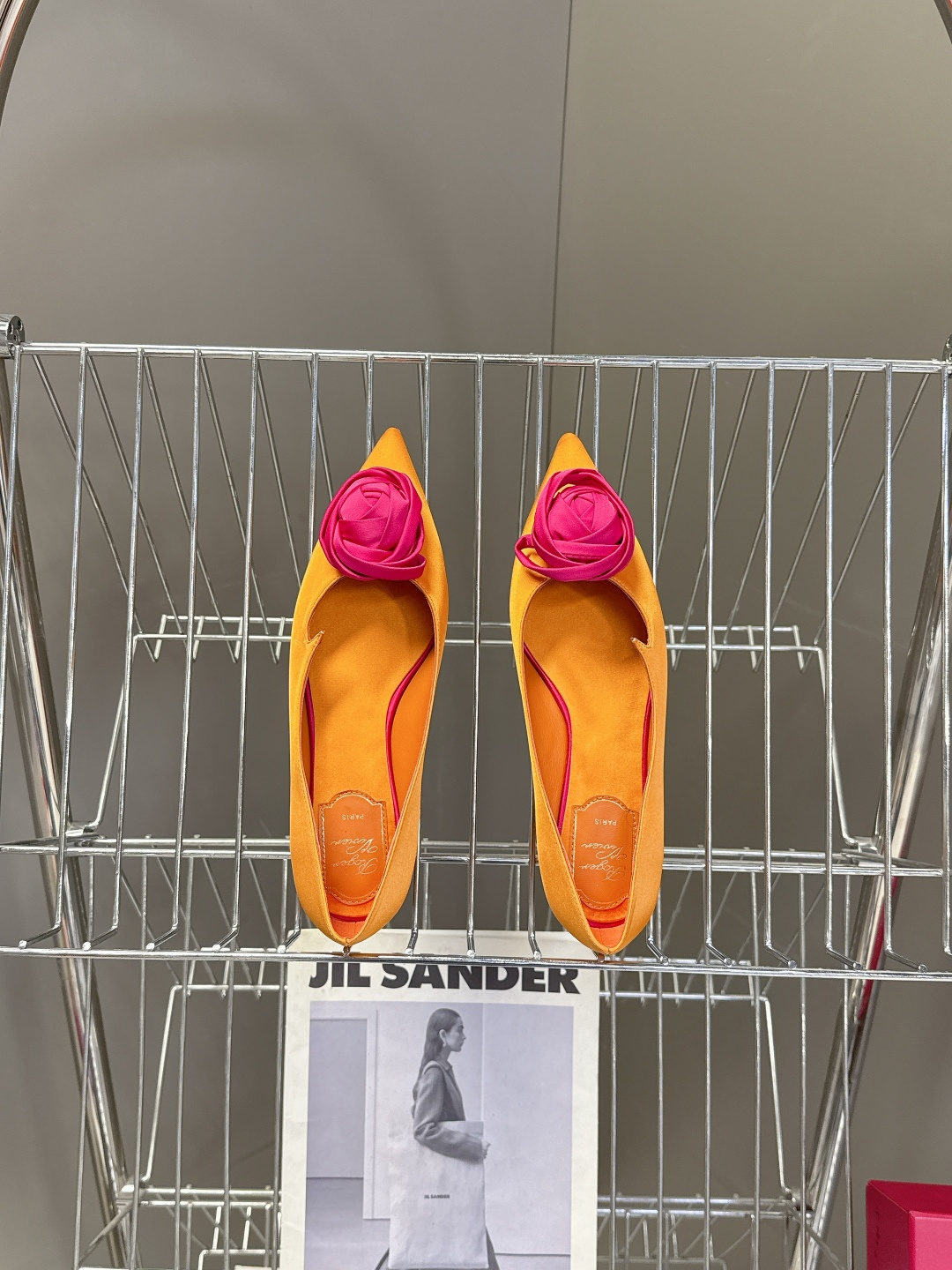 Roger Vivier罗杰·维维亚2026春夏最新款时装鞋超多明星网红种草 经典的尖头设计 玫瑰花扣装